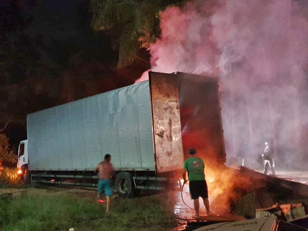 Caminhão pega fogo em Muriaé e outro tomba em Bicas