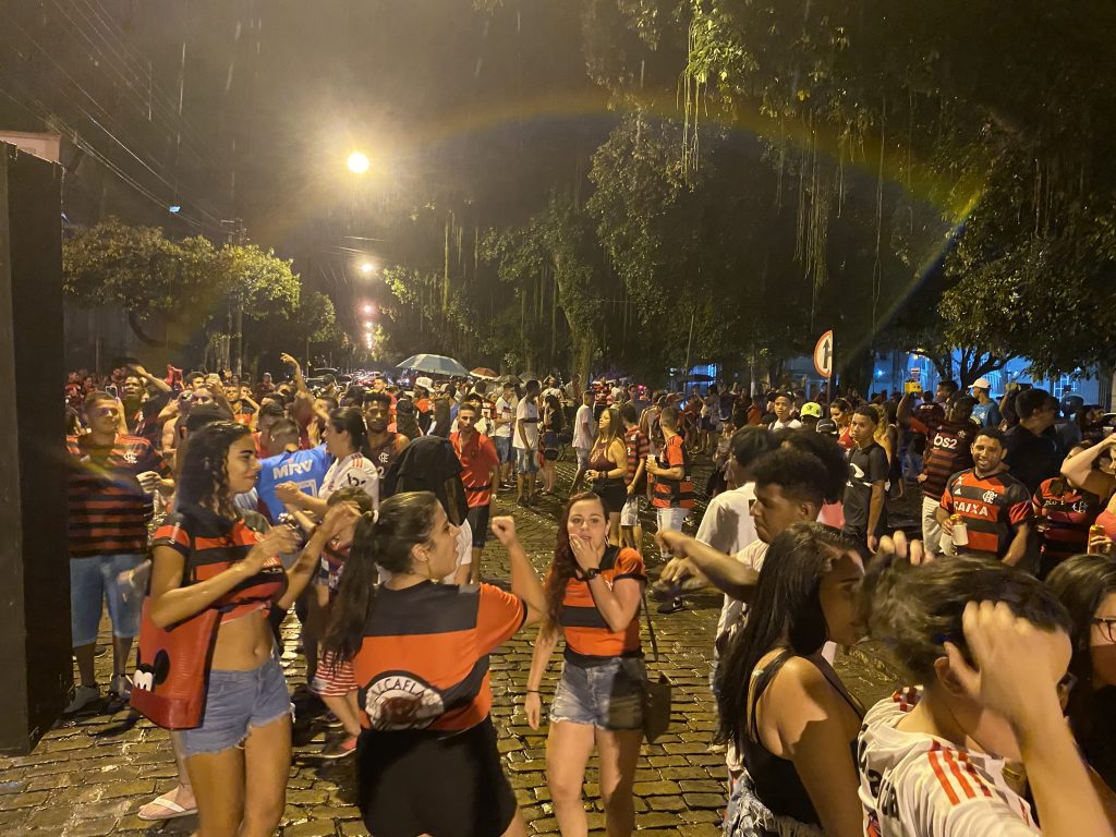 Torcida do Flamengo em Cataguases  comemora conquista do título da Libertadores
