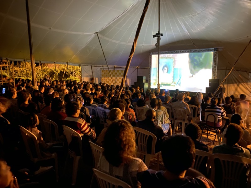 Participantes e moradores assistem com Lília Cabral, em Piacatuba, ao filme Maria do Caritó