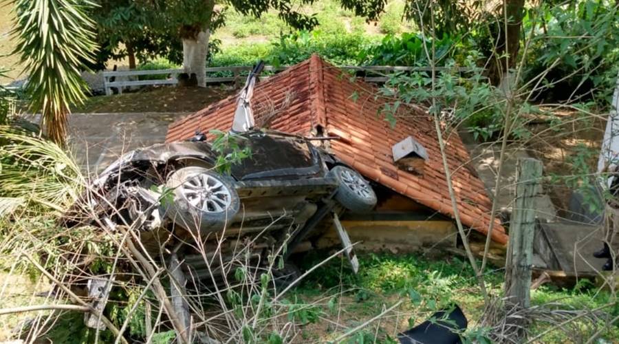 Carro cai sobre telhado de casa na zona rural de Cataguases