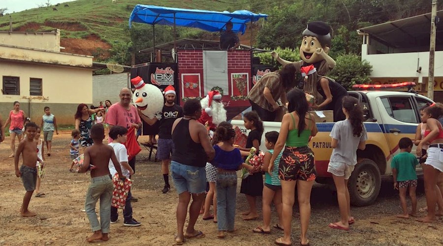 Polícia Militar distribui brinquedos e alegra crianças em Astolfo Dutra