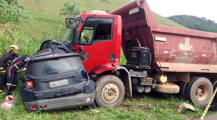 Homem morre após colisão entre carro e caminhão na BR-116 em Leopoldina