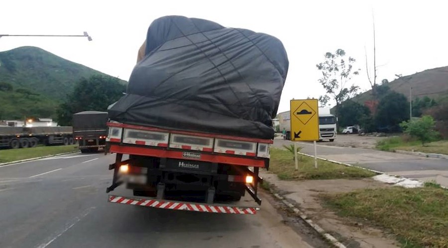 Caminhão com carga mal acondicionada é apreendido pela PRF