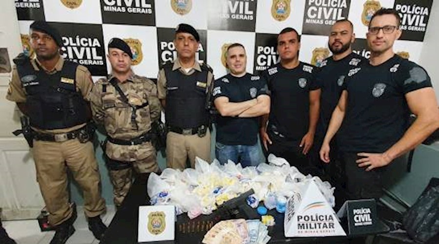 Polícias Civil e Militar apreendem arma e dois mil pinos de cocaína em Além Paraíba