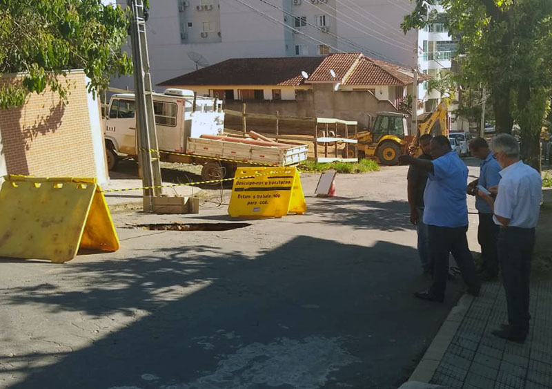 Prefeitura e Copasa consertam buracos na avenida que dá acesso ao Bairro Colinas