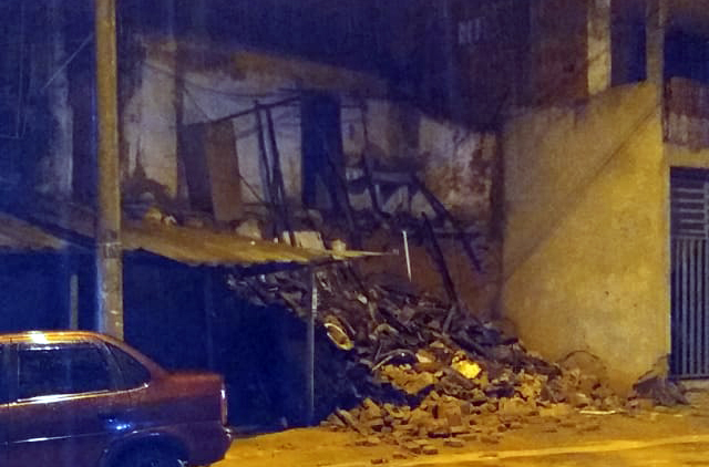 Cômodo de casa interditada pela Defesa Civil cai durante temporal