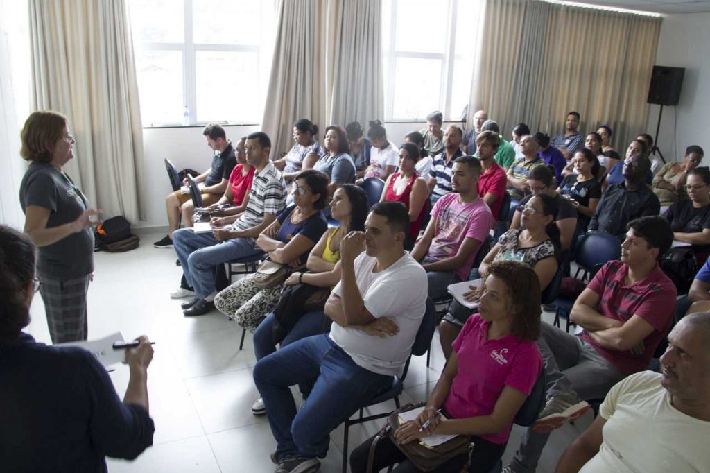 Prefeitura de Viçosa treina quarenta e oito vendedores ambulantes