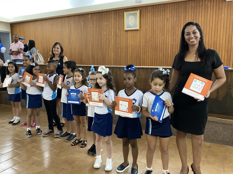 Crianças da Escola Municipal Flávia Dutra lançam livros