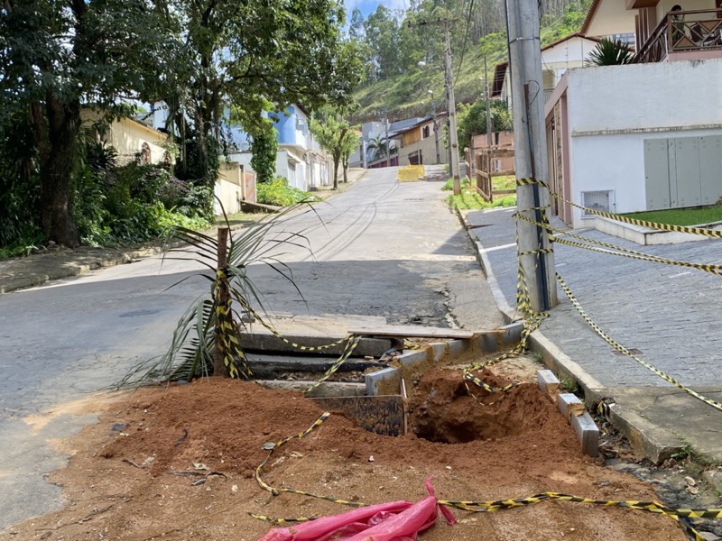 Copasa nega responsabilidade sobre buracos na avenida que sobe para a Cojan