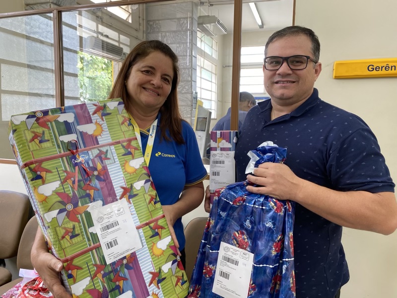 Campanha Papai Noel dos Correios vai entregar 290 brinquedos para crianças em Cataguases