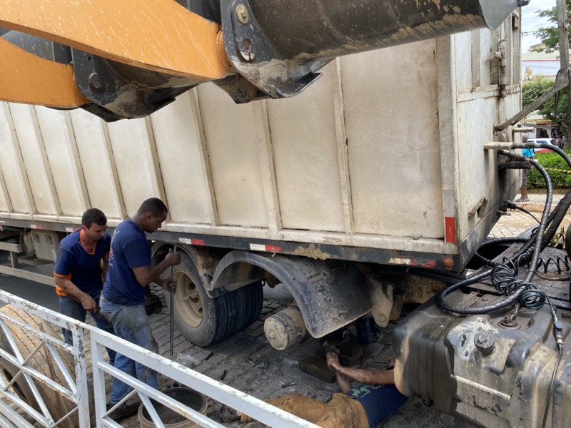 Carreta dá defeito e complica trânsito e a vida de comerciantes da cidade