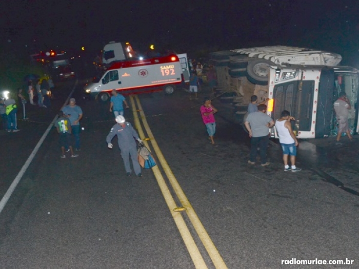 Acidente entre carreta e ônibus deixa feridos na BR-116