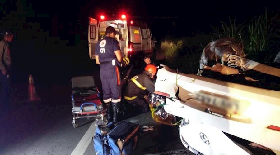 Capotamento deixa dois feridos na BR-116 em Além Paraíba