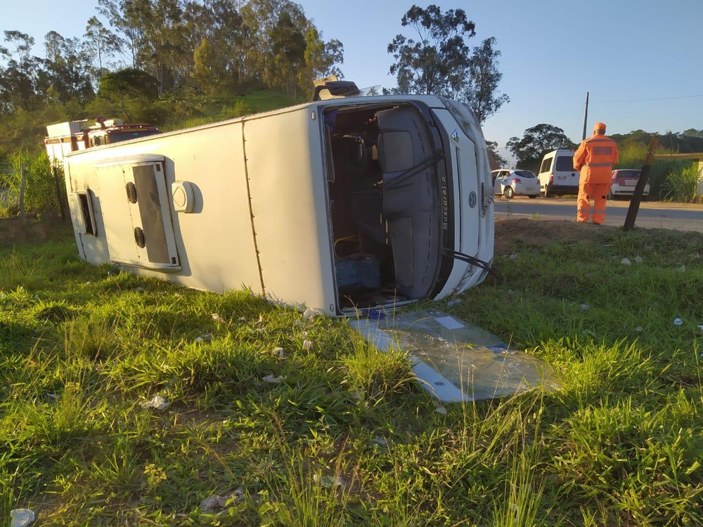 Acidente entre ônibus e furgão deixa feridos na MG-124 em Guidoval