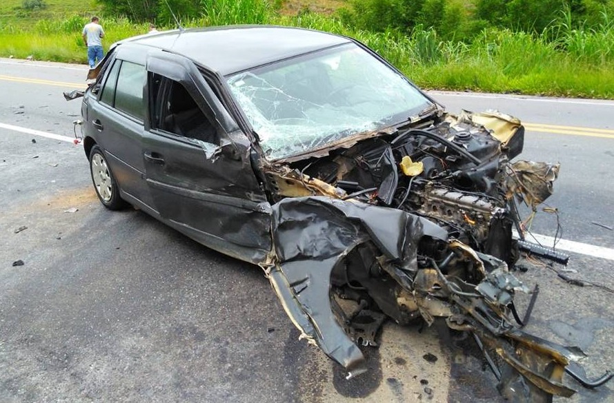 Ocupantes escapam ilesos de colisão com carreta em Leopoldina