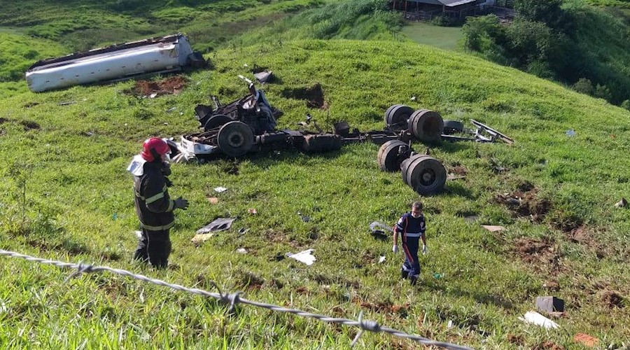 Caminhoneiro morre em capotamento na estrada próximo a Miraí