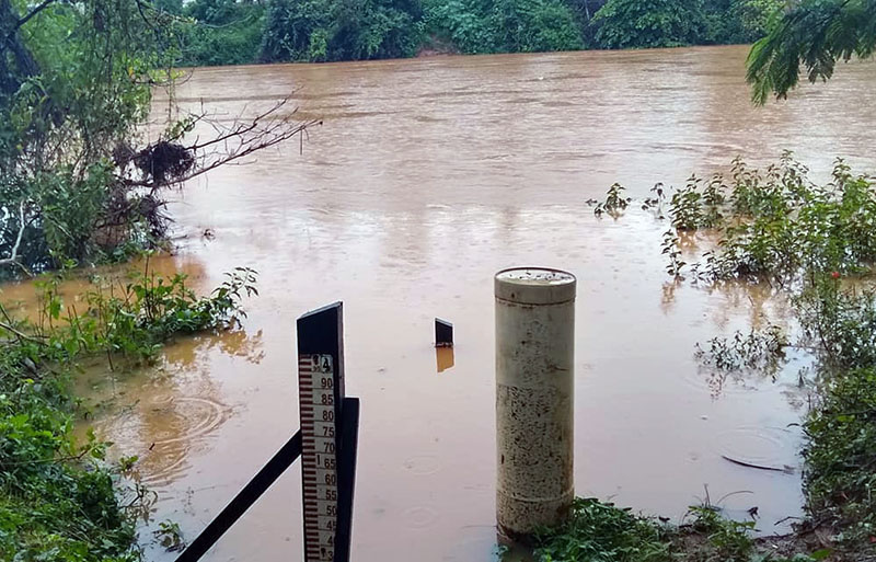 Chuva forte alaga ruas de Ubá na tarde desta sexta-feira, 24