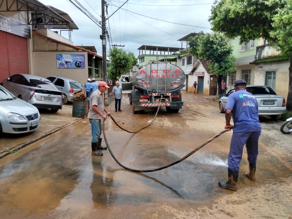 Domingo é de limpeza para os atingidos pela enchente em Cataguases