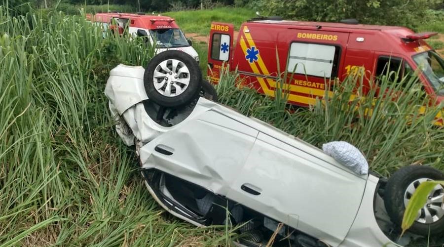 Carro capota e atropela idoso às margens da BR-116 em Leopoldina