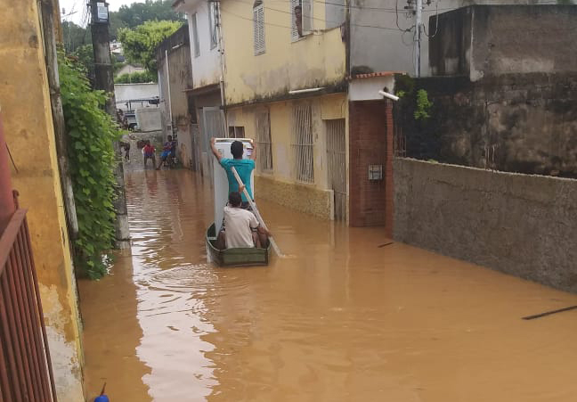 Chuva: Vila Minalda está fechada ao tráfego de veículos