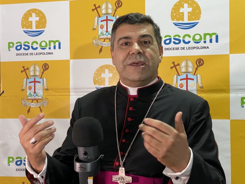 Novo Bispo de Leopoldina inicia suas atividades se aproximando da imprensa