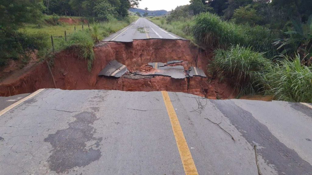 Rodovia Ervália-Coimbra está interditada em dois trechos devido a chuva