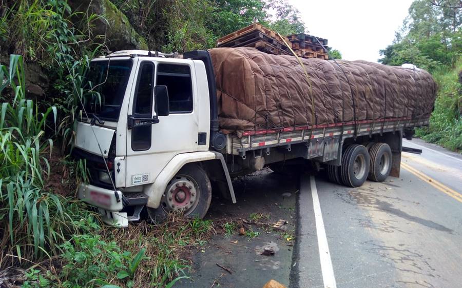 Caminhoneiro bate em barranco na BR-120 entre Leopoldina e Cataguases