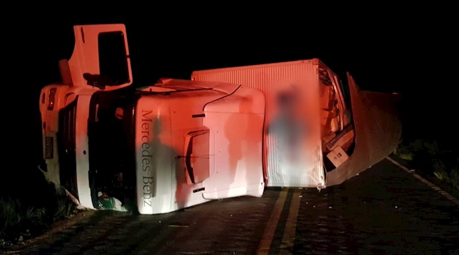 Carreta tomba e bloqueia trecho da BR-267 em Argirita