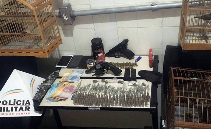 PM de Leopoldina prende três homens com armas, drogas e munições