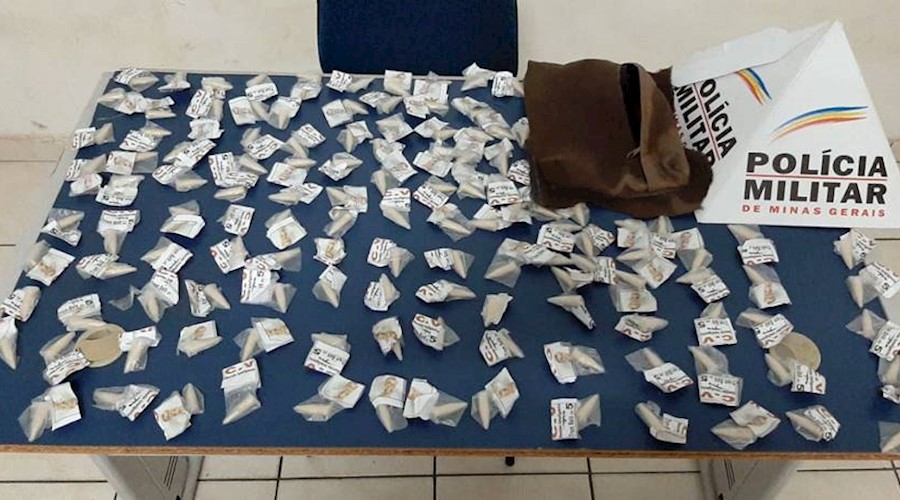 Polícia Militar apreende 130 pinos de cocaína em Além Paraíba