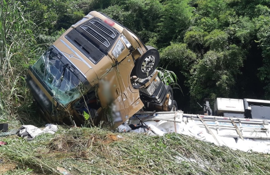 Carreta tomba na BR-116 em Leopoldina e deixa motorista ferido