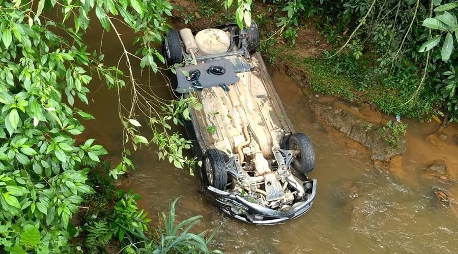 Veículo de Cataguases cai de ponte na BR-116 em Leopoldina