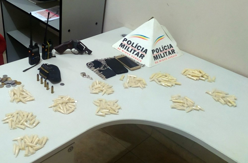 Trio é detido em Ubá com munição, celulares e cocaína