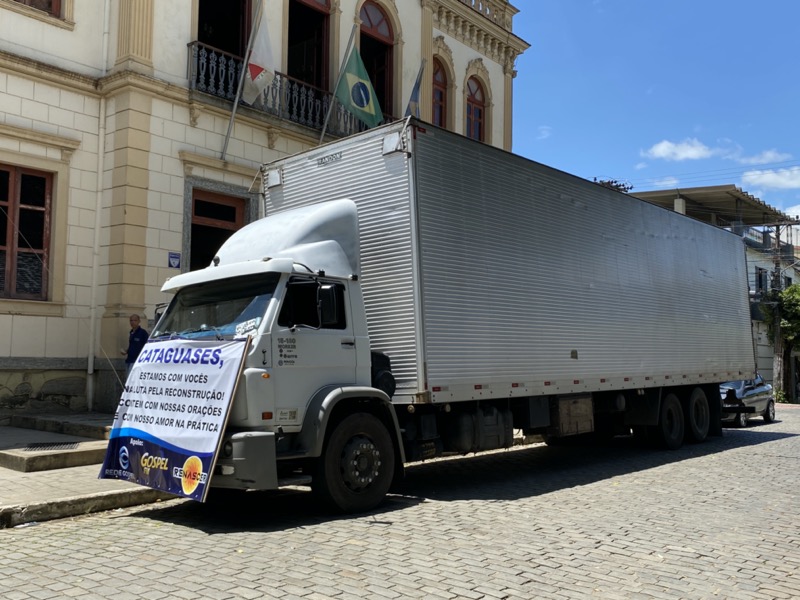 Carreta de donativos chega a Cataguases para as vítimas da enchente
