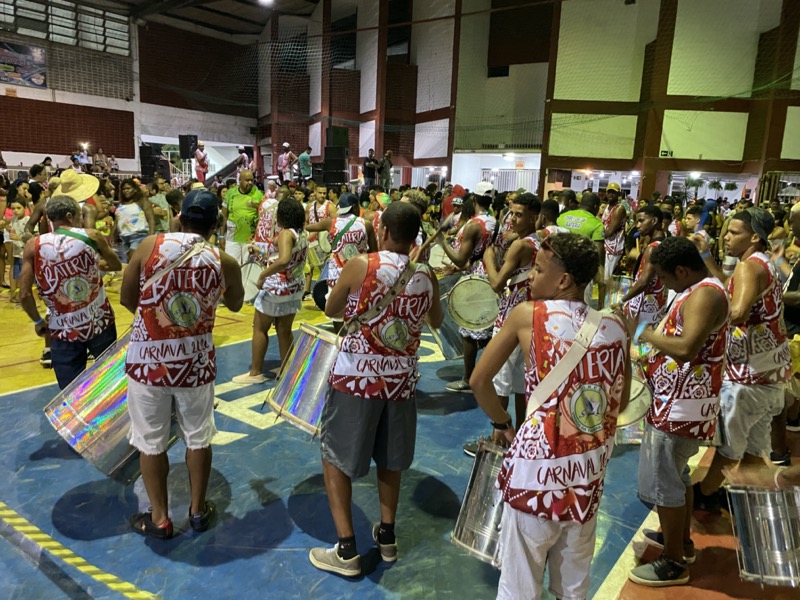 Multidão animada participa do Bloco do Remo