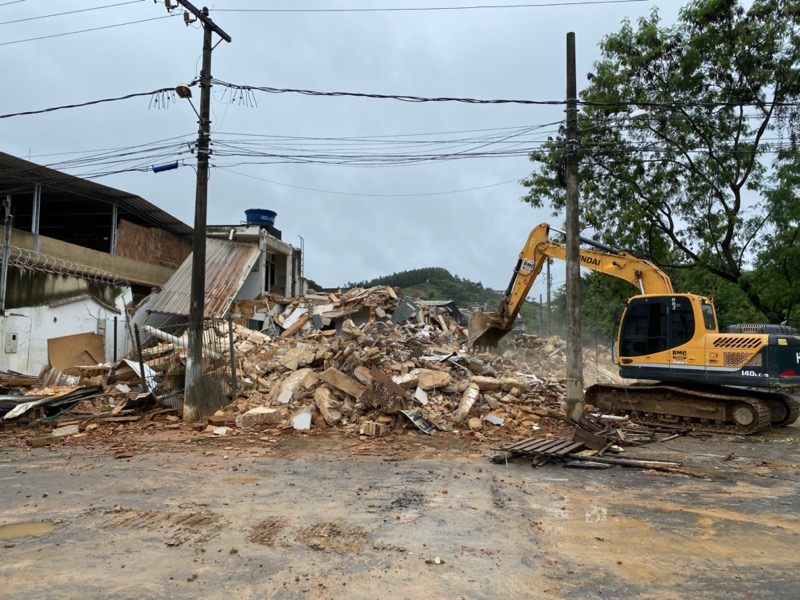 Demolição de Centro Espírita ocorre sem incidentes