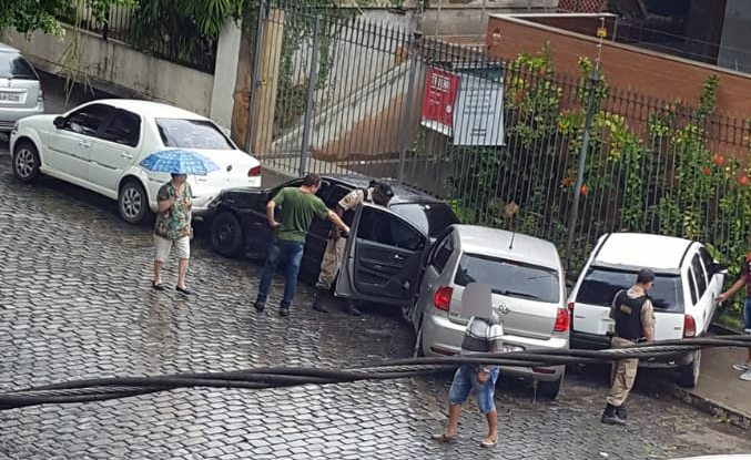 Carro bate em outros três na Praça Santa Rita nesta quinta-feira, 06