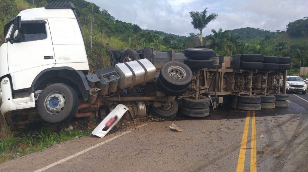 Carreta com feijão tomba entre Cataguases e Itamarati de Minas