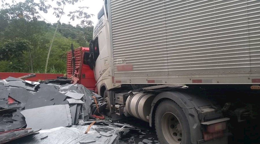 Acidente na BR-267 interdita trecho entre Argirita e Maripá de Minas