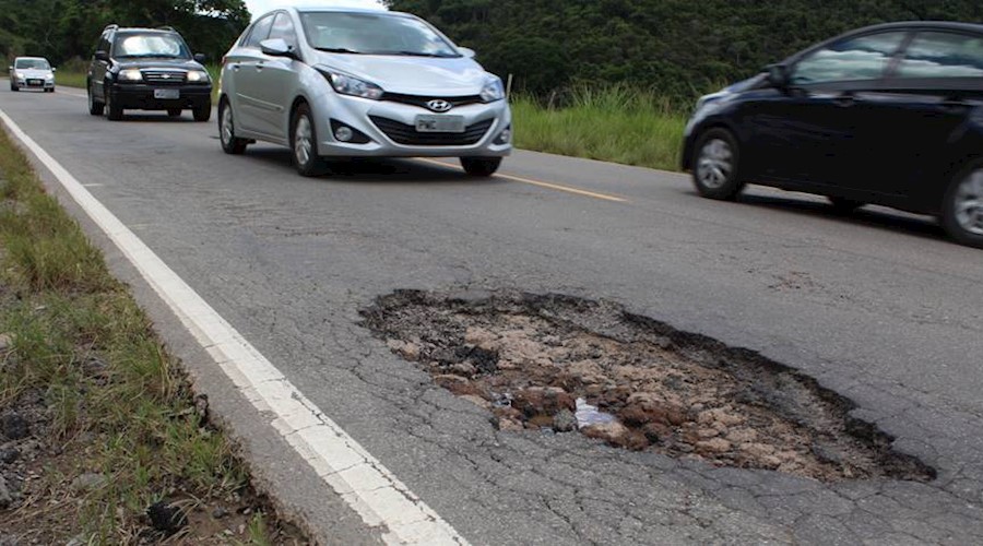 Buracos na estrada Cataguases-Leopoldina causam prejuízos e transtornos aos motoristas