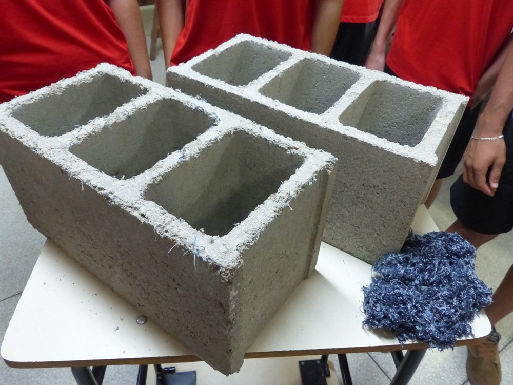 Projeto de alunos constrói “tijolos de jeans” em São João Nepomuceno