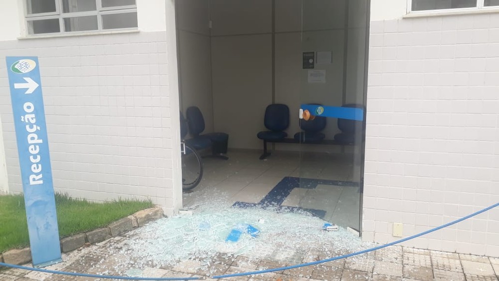 Homem é preso por quebrar agência do INSS com martelo em São João Nepomuceno
