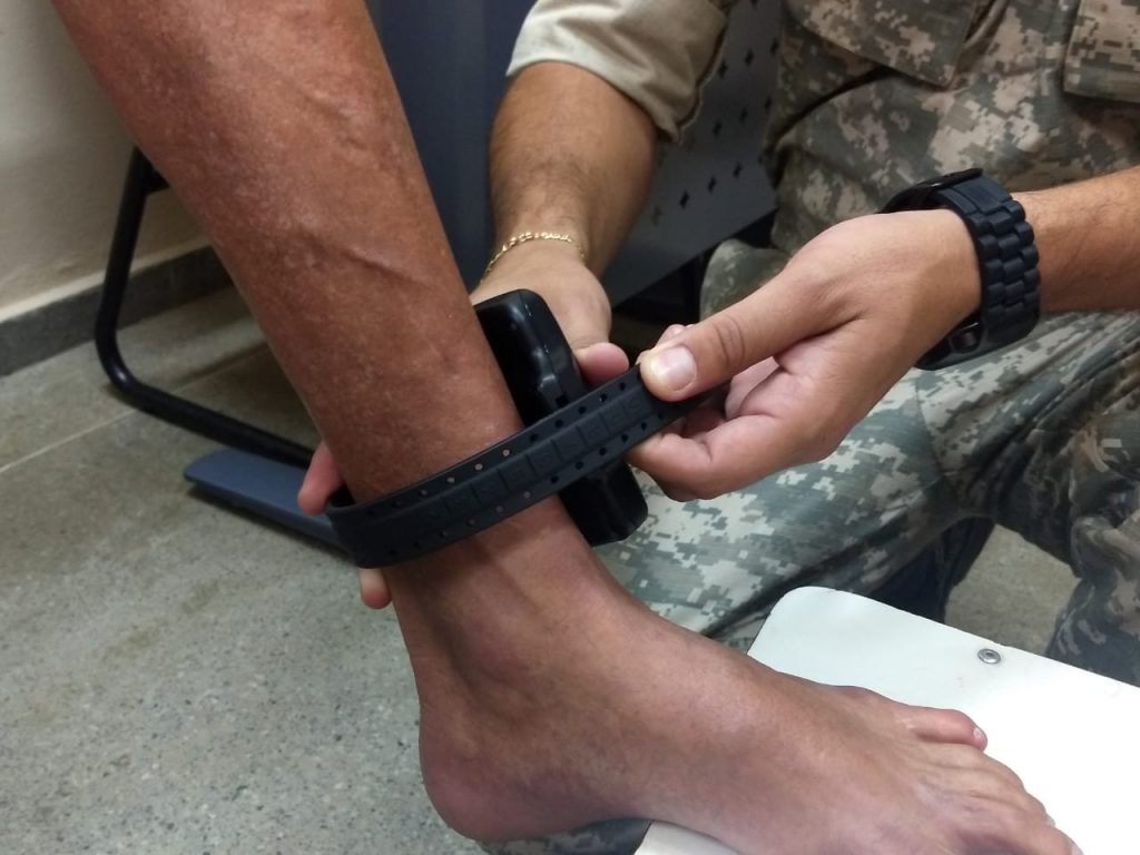 Detentos em regime especial recebem tornozeleiras eletrônicas