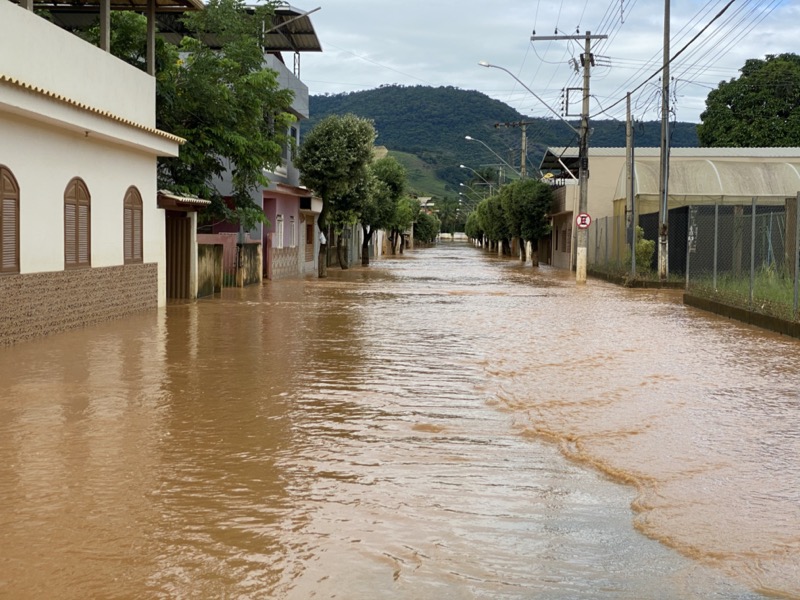 Em Dona Eusébia, à tarde, rio Pomba estava com nível crescente