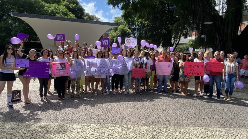Grupo de mulheres protesta contra governo Bolsonaro