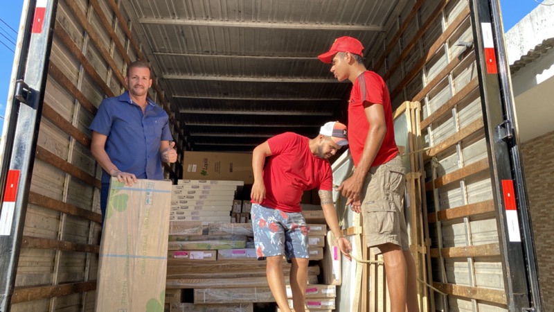 Móveis Lopas doa um caminhão de móveis para Instituto Ricardo Dias