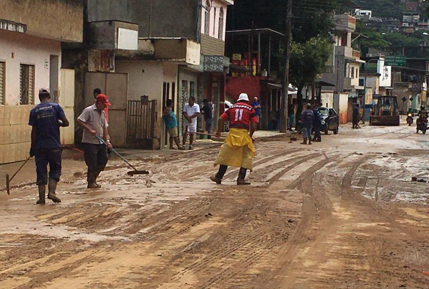 Prefeitura de Cataguases começa a limpar as ruas da cidade