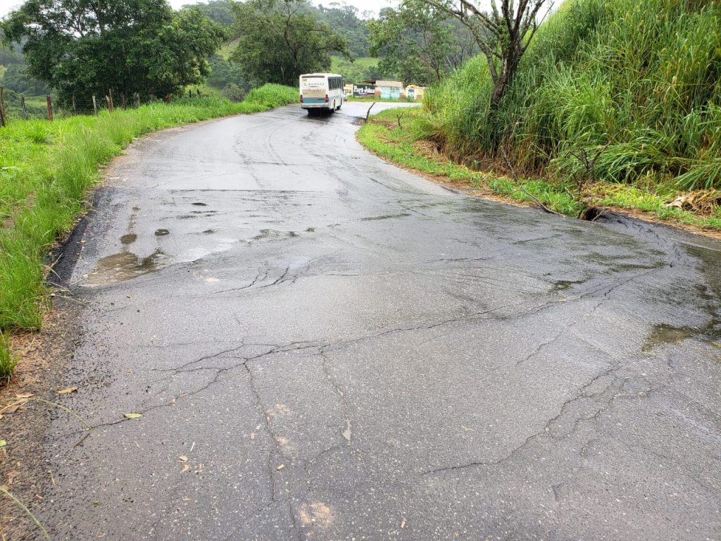 Piora trecho da estrada que liga Cataguases a Leopoldina