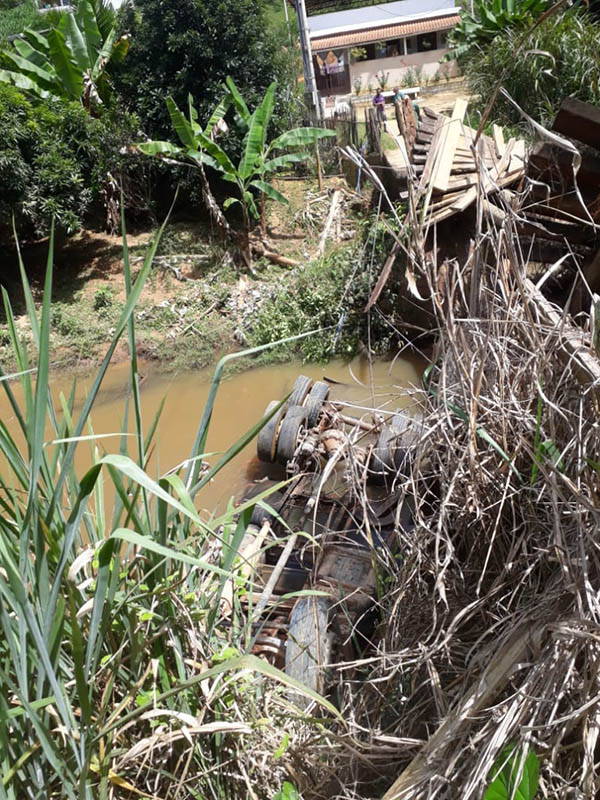 Ponte desaba e caminhão