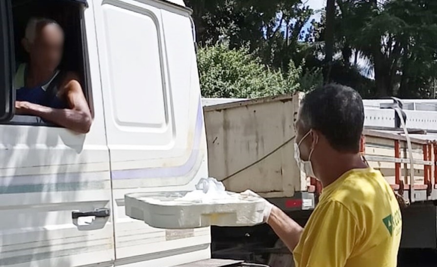 Voluntários distribuem refeições para caminhoneiros em Leopoldina